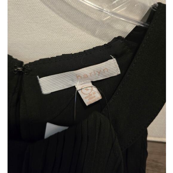 HARLYN Keyhole Pleated Wide-Leg Jumpsuit in Black – Size Small - Picture 4 of 4